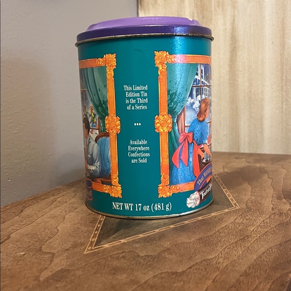 Vintage Christmas tootsie roll tin - Picture 2 of 6